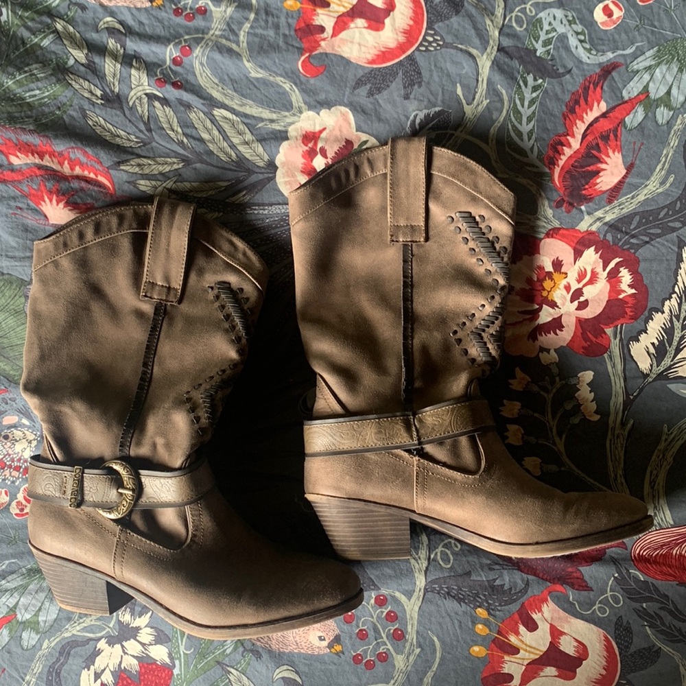 Cute Western style slouchy cowboy boots 10